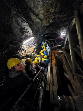 Konfirmanden steigen in den Berg