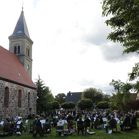 Kirche in Schönfließ Kirche in Schönfließ mit Open Air Gottesdienst
