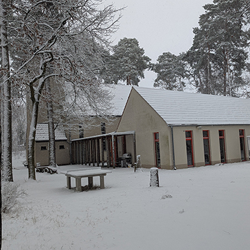 Gemeindehaus Bergfelde winterlich mit Schnee